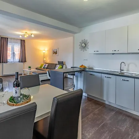 Dom wakacyjny Beautiful In With Kitchen Pula